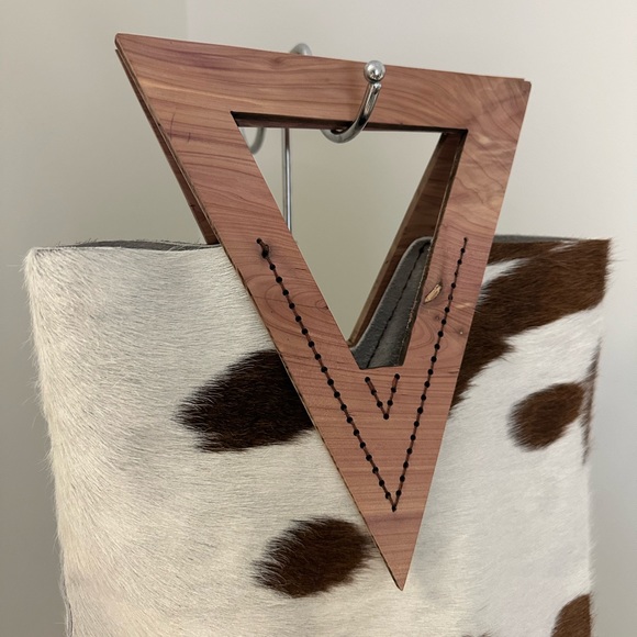 NWT One of a kind hand made tri color cowhide handbag w/ hand cut wood handles. - Picture 4 of 5